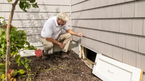 How Much Do Vinyl Siding Contractors Charge Per Hour? How Much Do Vinyl Siding Contractors Charge Per Hour? Average Hourly Rates for Vinyl Siding Contractors